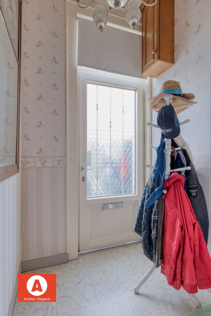 Verzorgde half-open bebouwing met oprit. foto 4