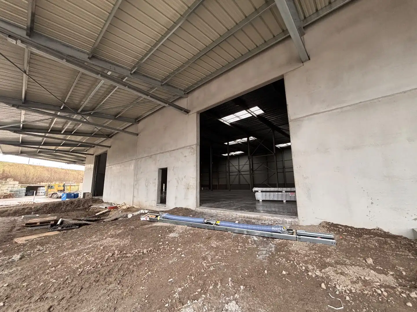 Logistieke bedrijfshal - 2765 m² - met 350 m² kantoren. Superligging! foto 2