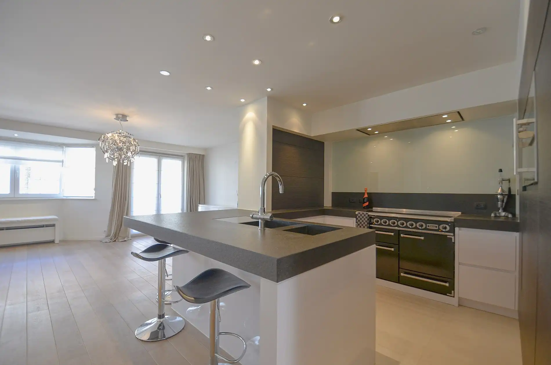 Topaanbieding – Uitzonderlijk ruim appartement gelegen in een stijlvolle residentie. foto 15