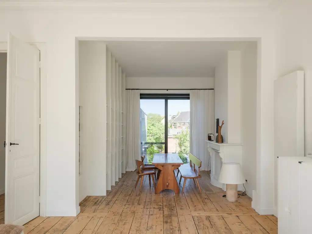 Klassevolle herenwoning met interieur van Peter Ivens & Bea Mombaers, volwassen stadstuin, inpandige garage en uitzonderlijk zicht op de Visserij. foto 5