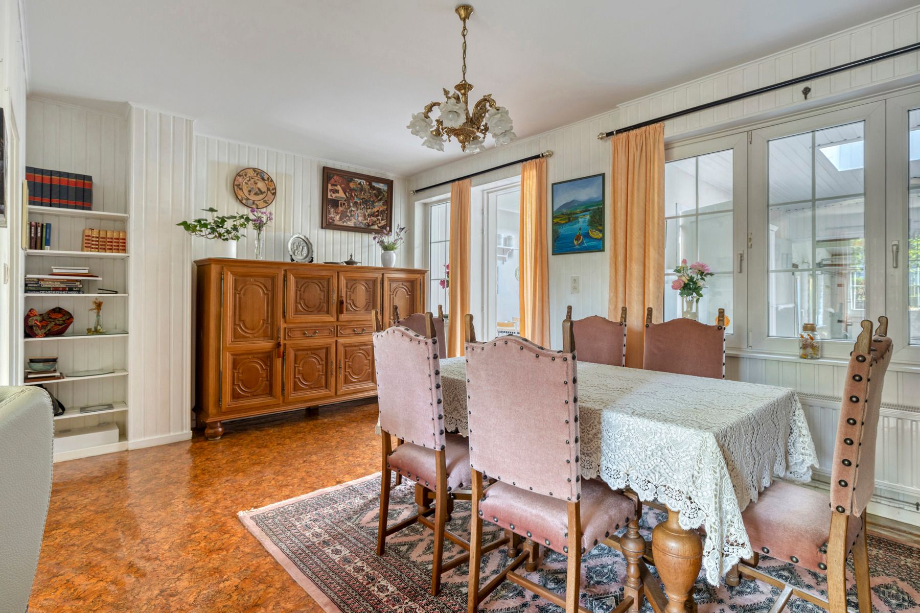Te renoveren rustig gelegen woning met 4 slaapkamers foto 8