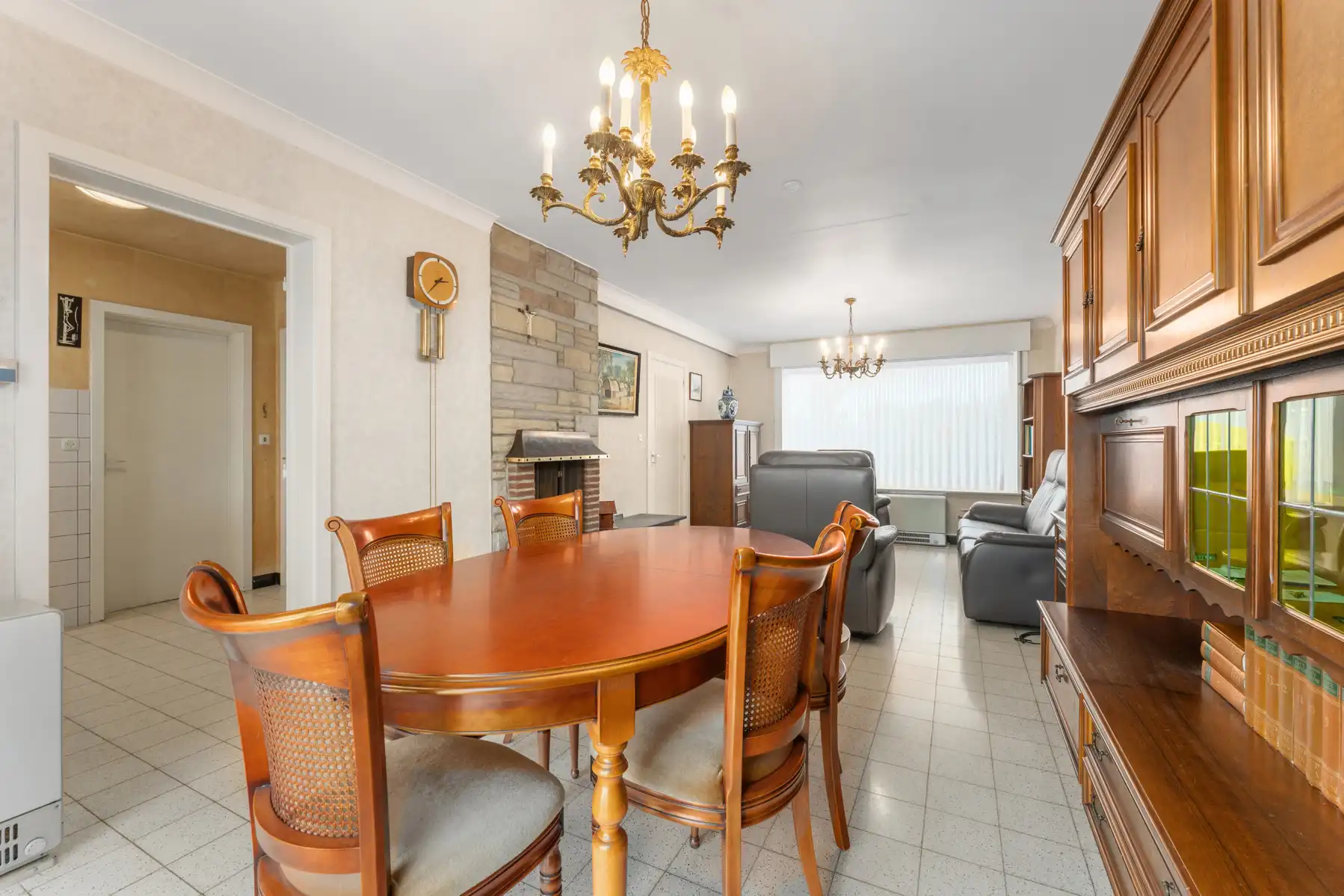 Lichtrijke ruime hoekwoning met 4 slaapkamers, veranda en garage foto 2