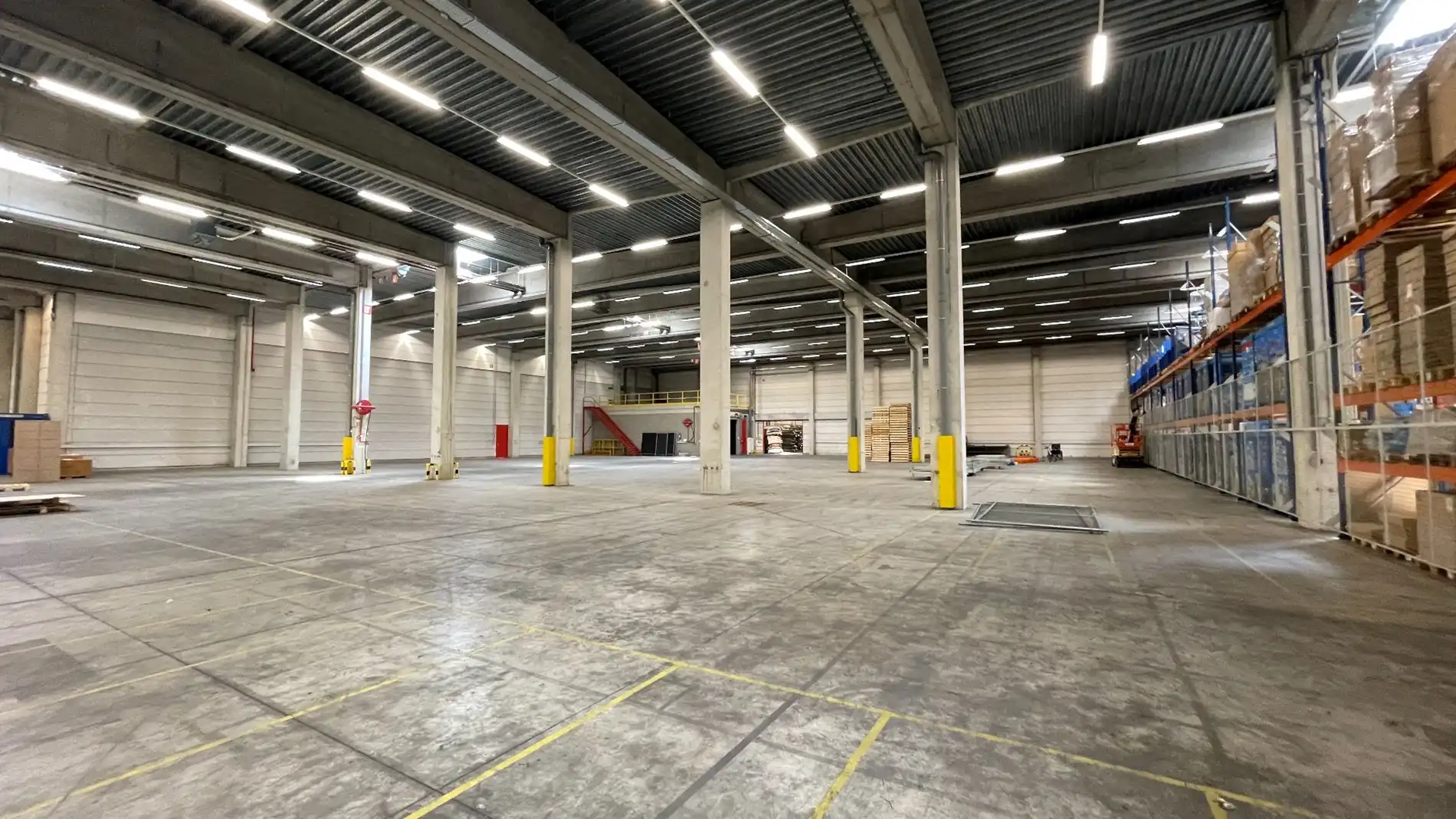 Loods met kantoor te huur nabij E19 in Mechelen foto 17
