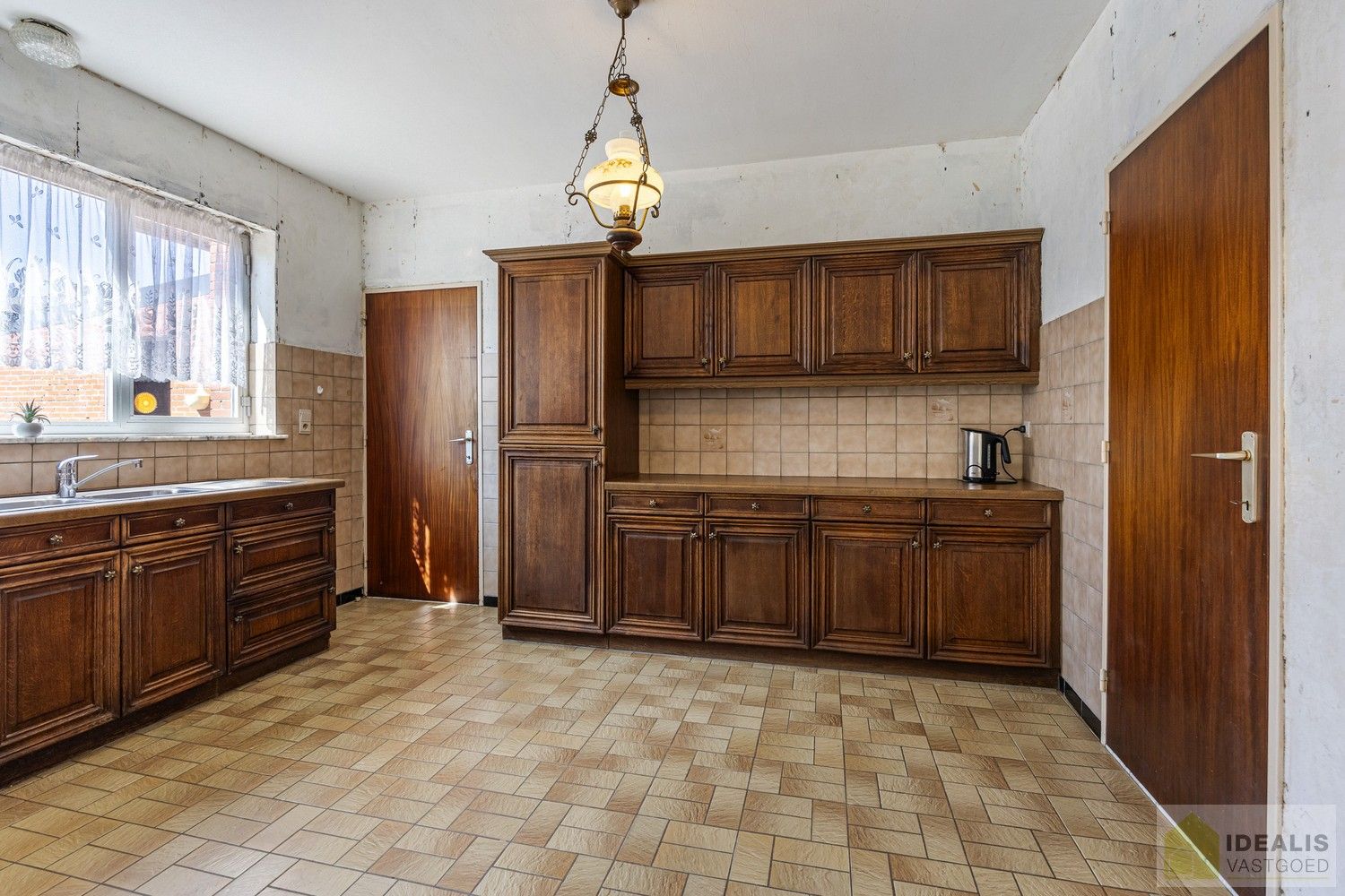 RUSTIG GELEGEN OP TE KNAPPEN EENGEZINSWONING MET 3 SLAAPKAMERS! - De woning omvat maar liefst 166m² bewoonbare oppervlakte met ruime woonkamer, keuken, 3 slaapkamers, badkamer, garage. De woning is rustig gelegen op een perceel met een opp. van 6a 21ca. foto 10