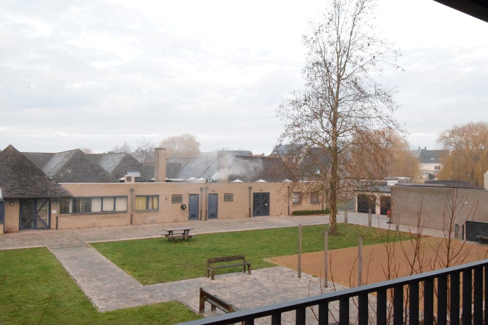 TE HUUR: Tweeslaapkamer-appartement met private berging op de Markt in Houthulst foto 7