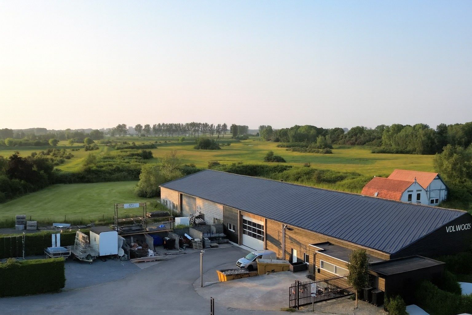 "Ruime hangar in Retranchement biedt talloze mogelijkheden voor industrieel gebruik" foto {{pictureIndex}}