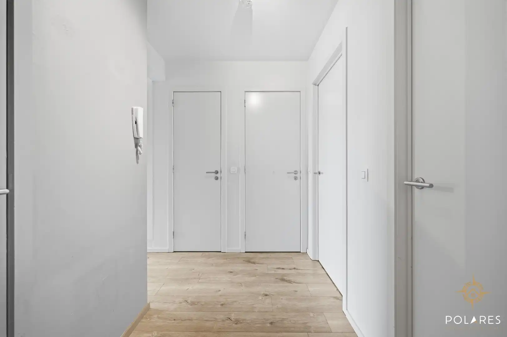 Instapklaar 2-slpk appartement met ruim terras en parkeerplaats foto 7