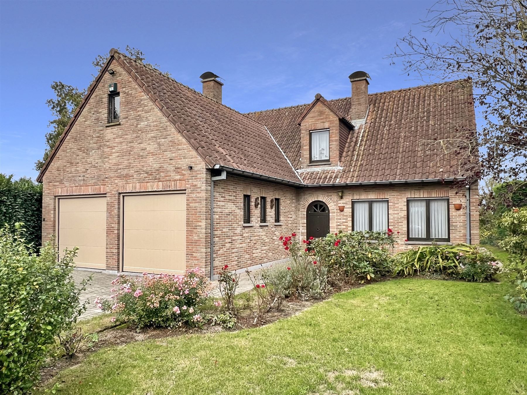 Ruime, goed onderhouden villa met prachtig uitzicht foto {{pictureIndex}}