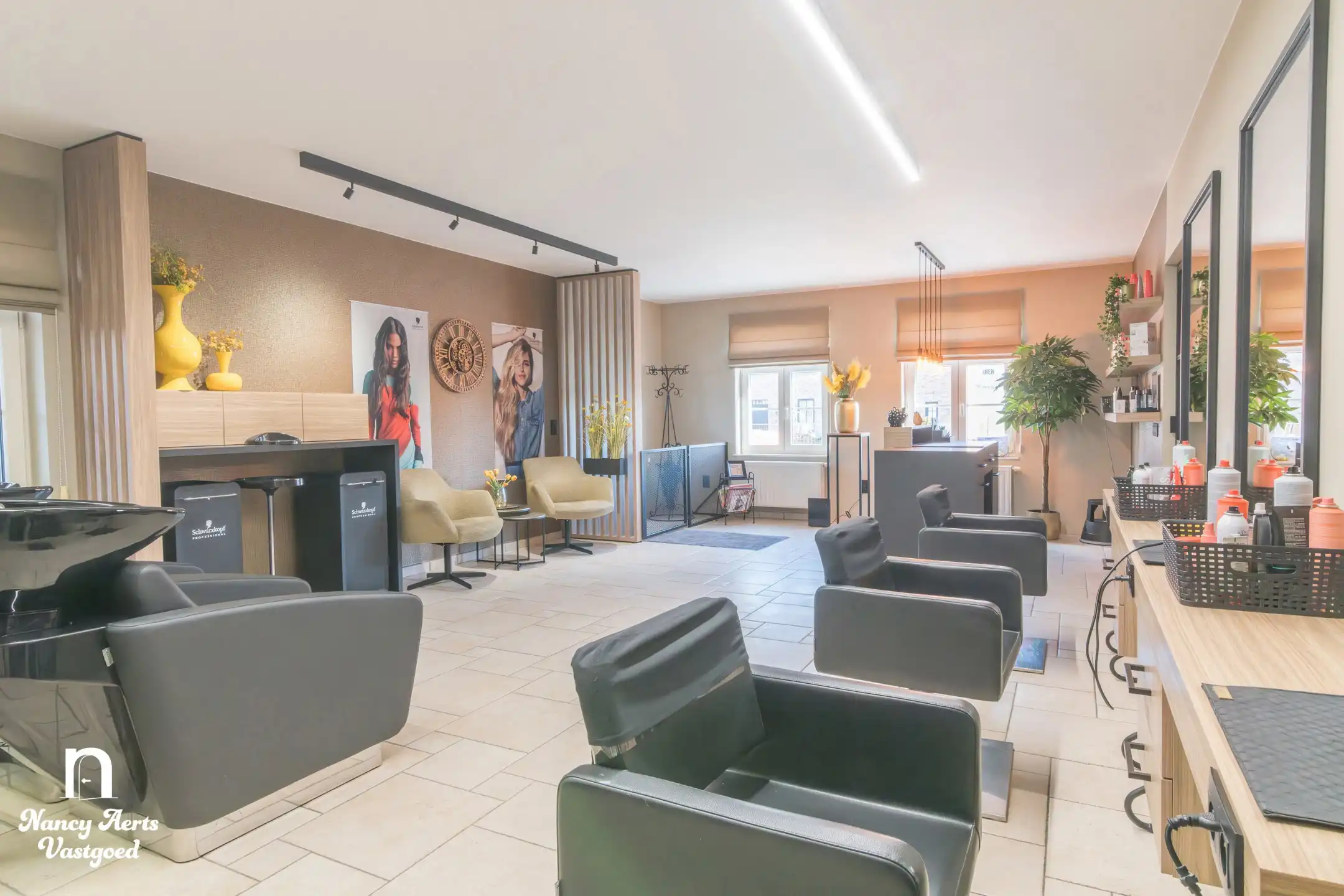 Instapklare woning met goed draaiende kapperszaak aan huis foto 40