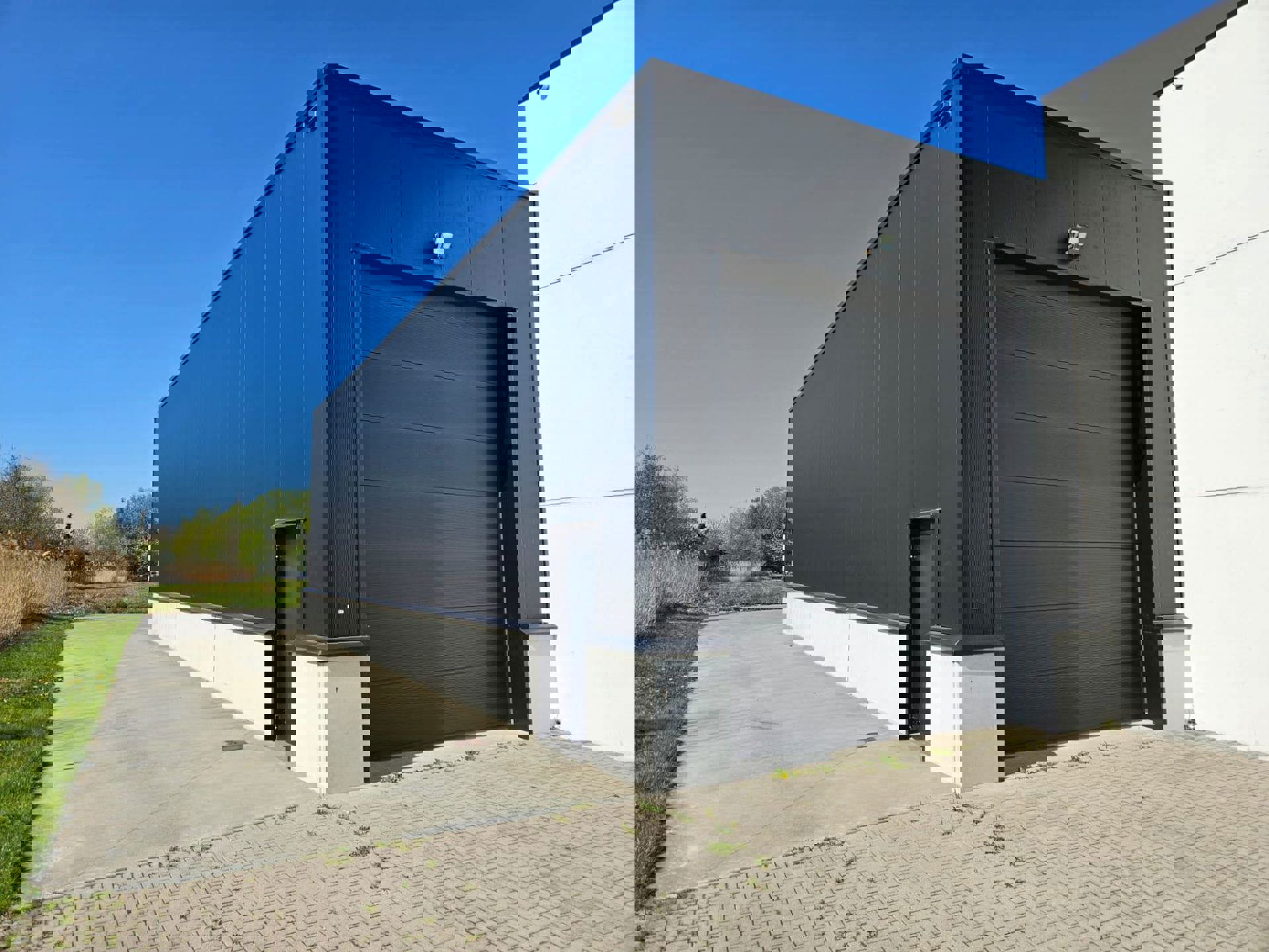 TE KOOP: modern bedrijfsgebouw in Diepenbeek foto 2