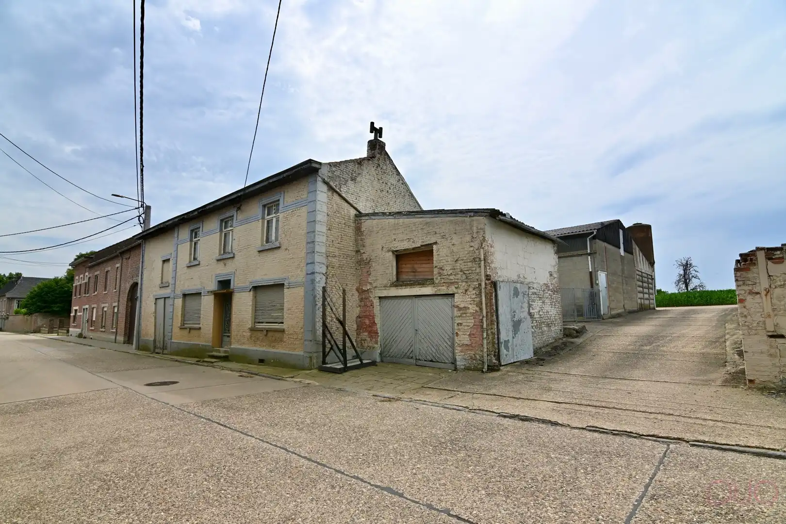 Hoofdfoto van de publicatie: Hoevewoning op een perceel van 69a20ca met een veestal van 391m2 en een open schuur van 355m2