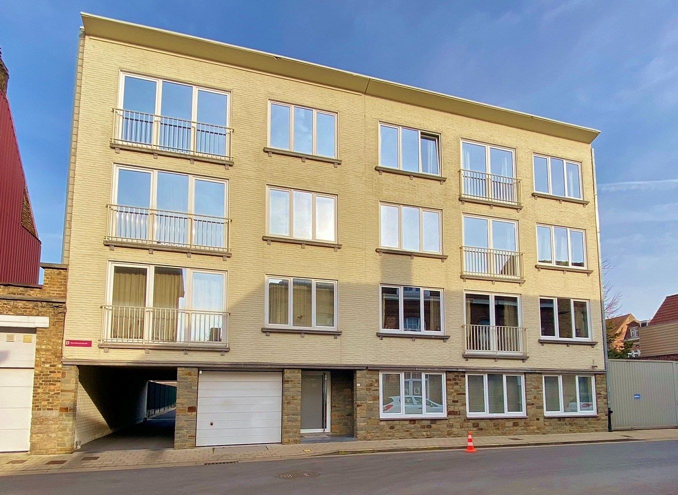 Lichtrijk en gerenoveerd appartement in het centrum van Ieper  foto {{pictureIndex}}