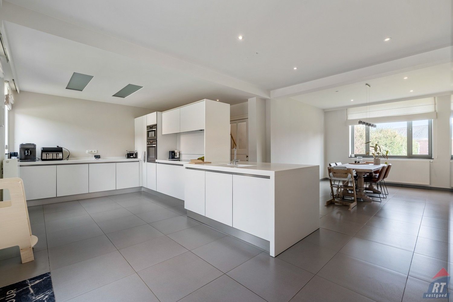 Exclusieve woning met zwembad in het landelijke Kerkom-bij-Sint-Truiden foto 8