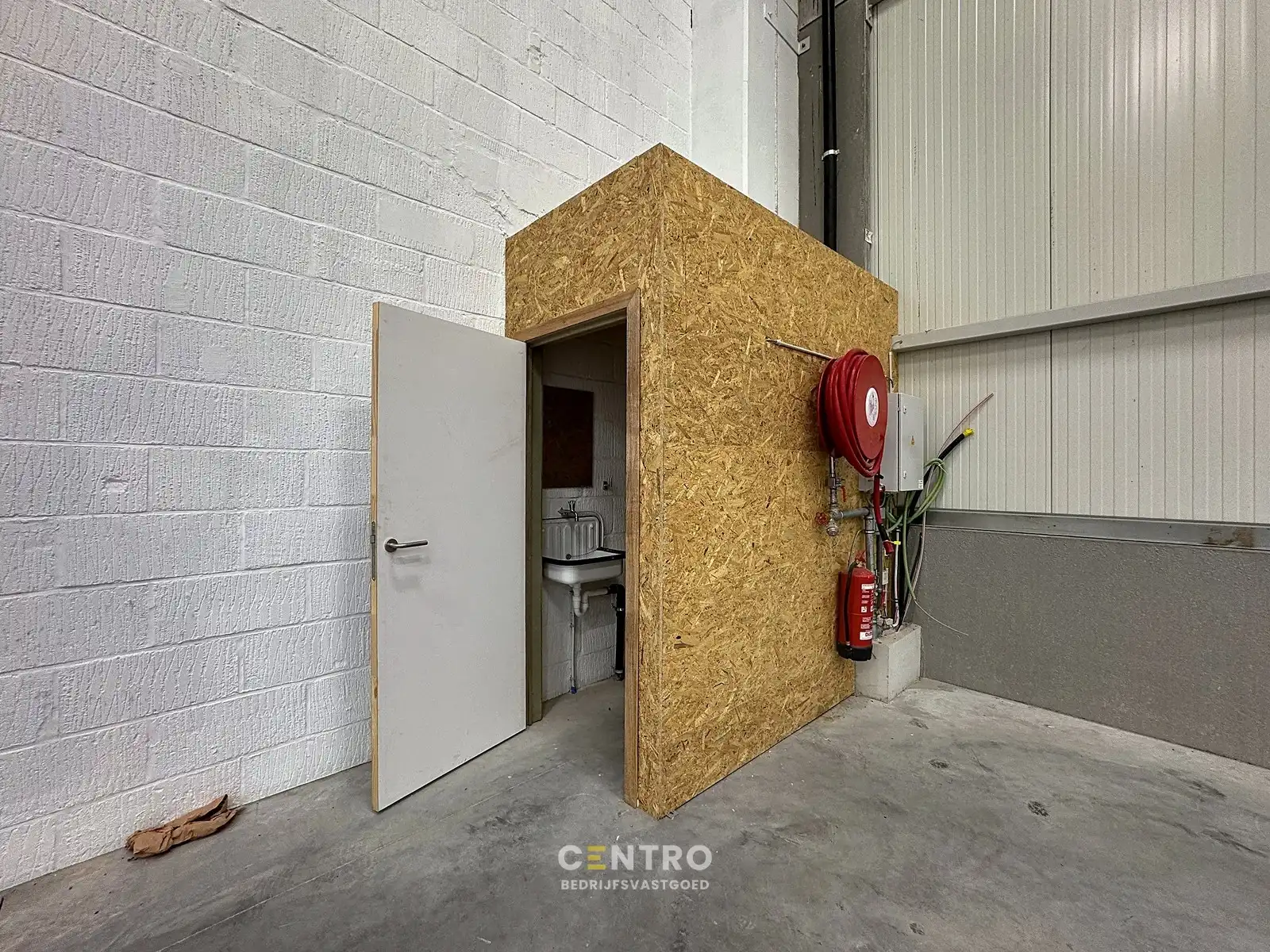NB KMO-UNIT (410.82m²) te koop met 4 private parkeerplaatsen voor de deur, elektrische sectionaalpoort en sanitair blok op industriezone "Herdersbrug" te 8000 Brugge foto 6