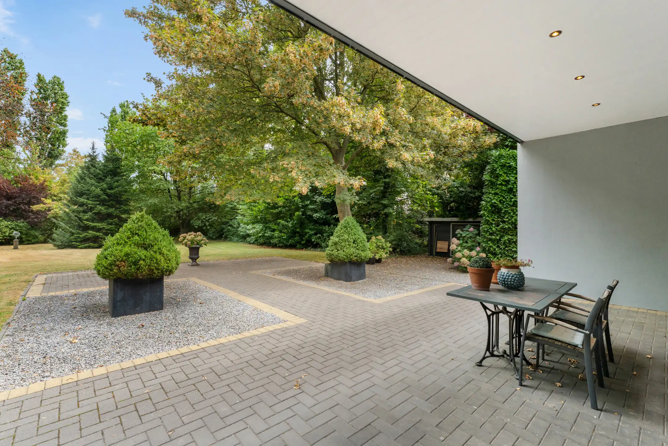Architecturale villa met zwembad en parktuin foto 26