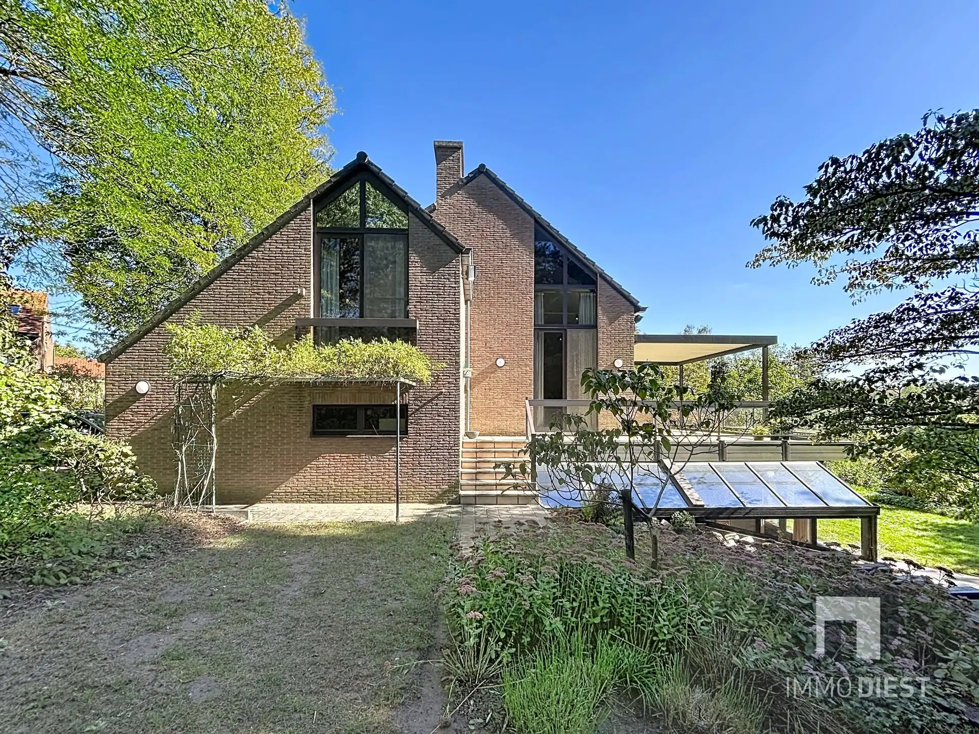 Prachtig gelegen villa met uniek ontwerp op 57a 74ca én achterliggende vijvers op 75a 54ca. foto 3
