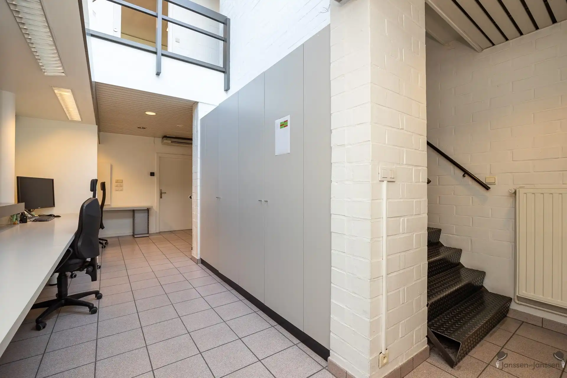 Centraal gelegen handelspand met ruime parking foto 12