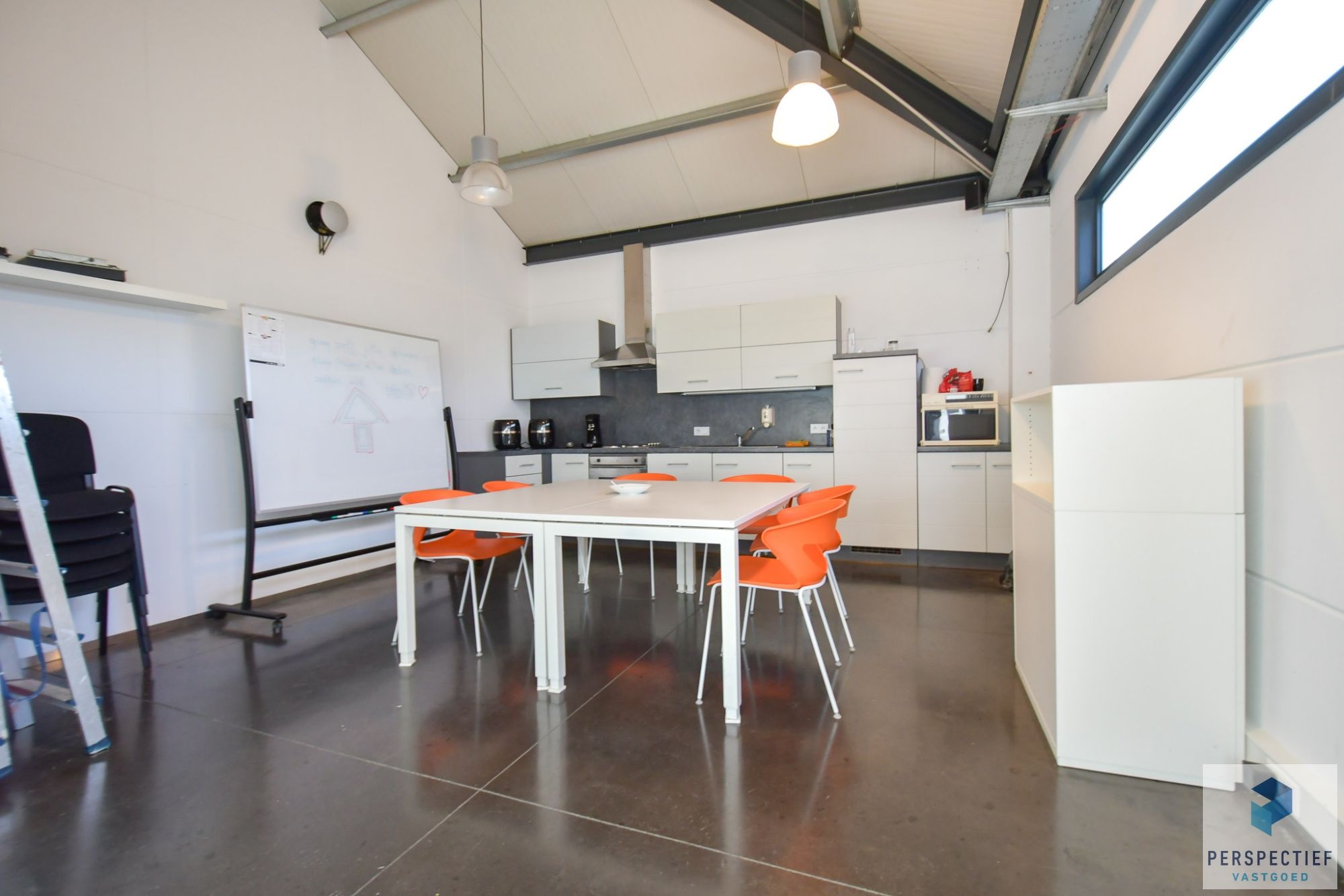 BEDRIJFSGEBOUW met PRIVE PARKING (min.15 wagens) - 11 KANTOORRUIMTES - BRUIKBARE OPP 685m² foto 6