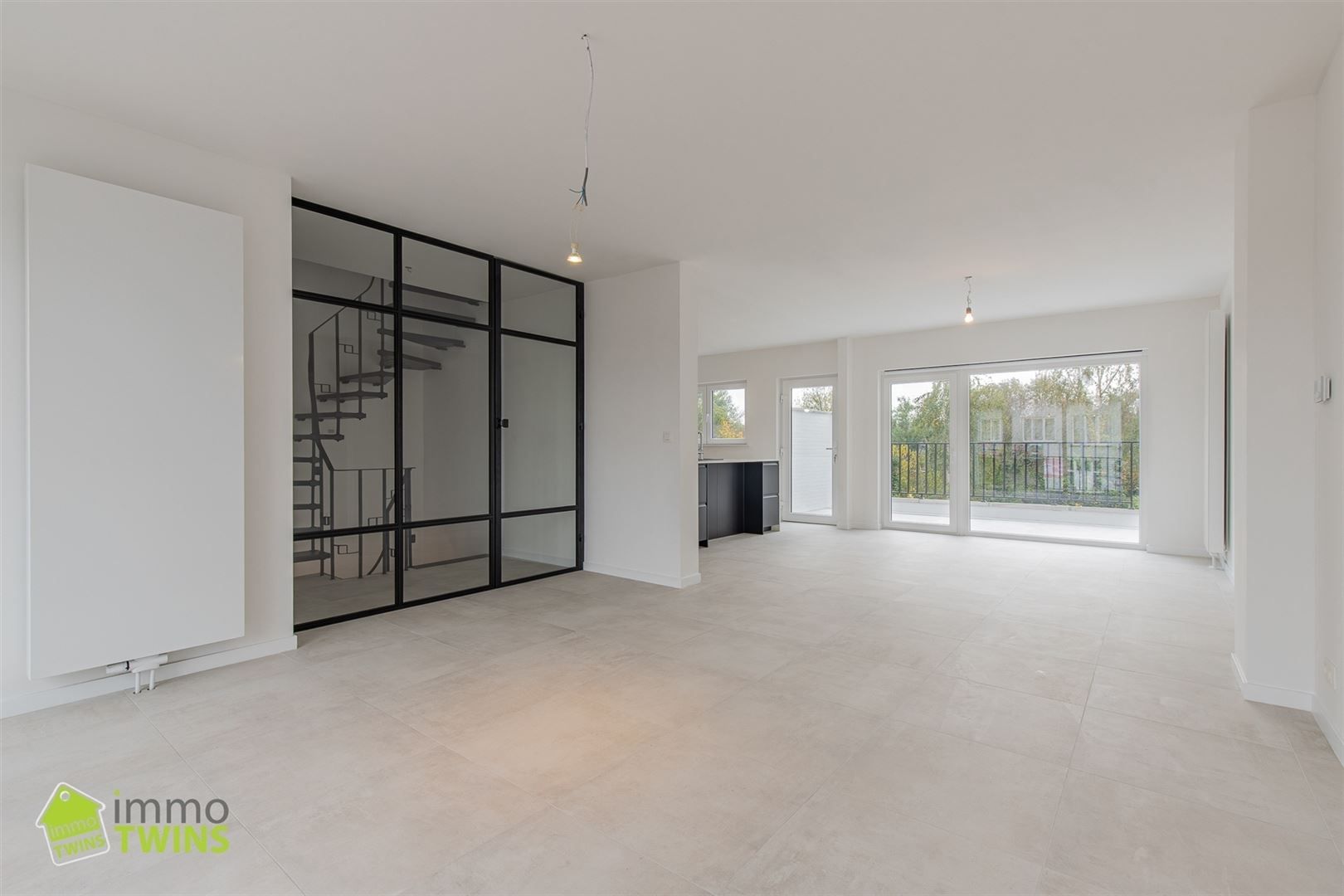 Ruime, stijlvol gerenoveerde woning met garage en oprit foto 9