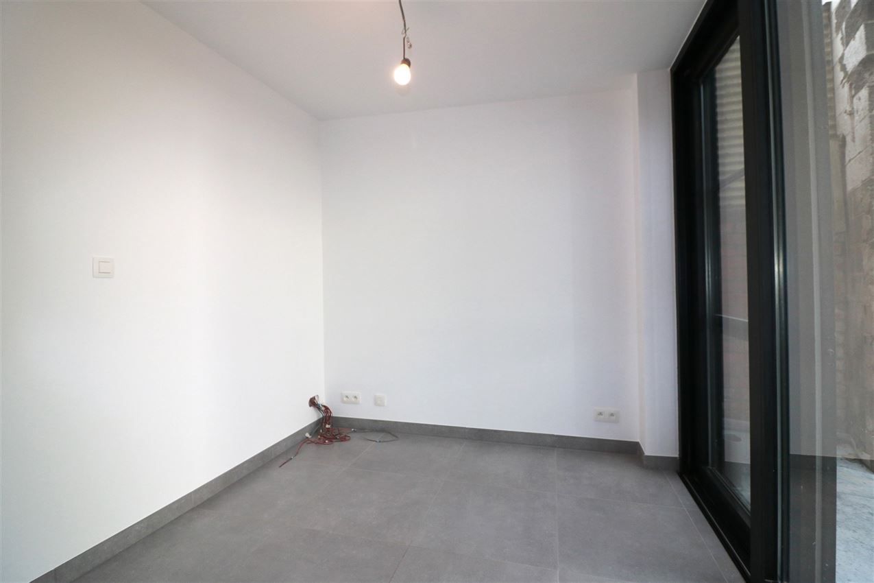 Architecturaal plaatje met 4 slpk., garage en riant terras foto 19
