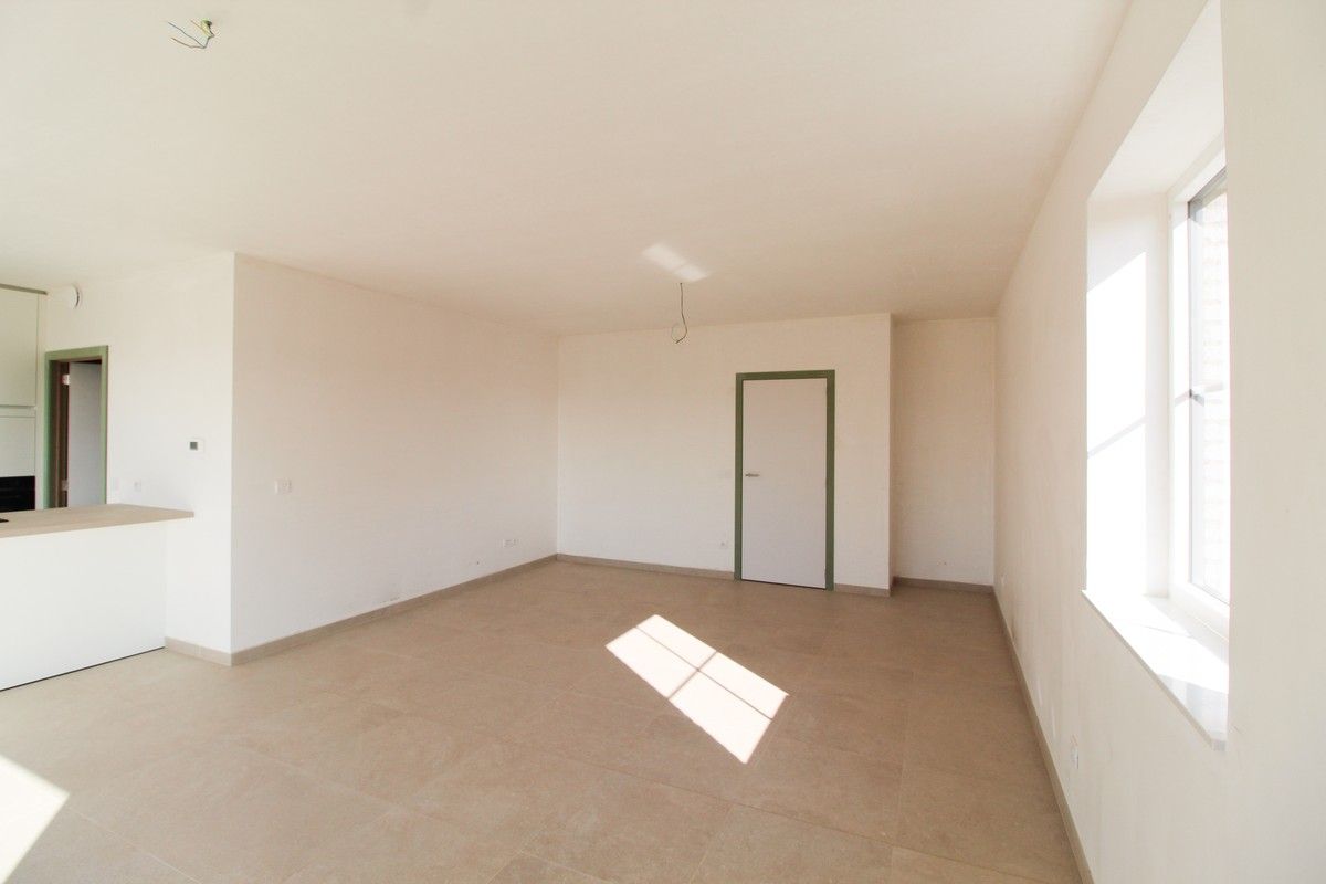Halfopen nieuwbouwwoning met garage Roeselare foto 3