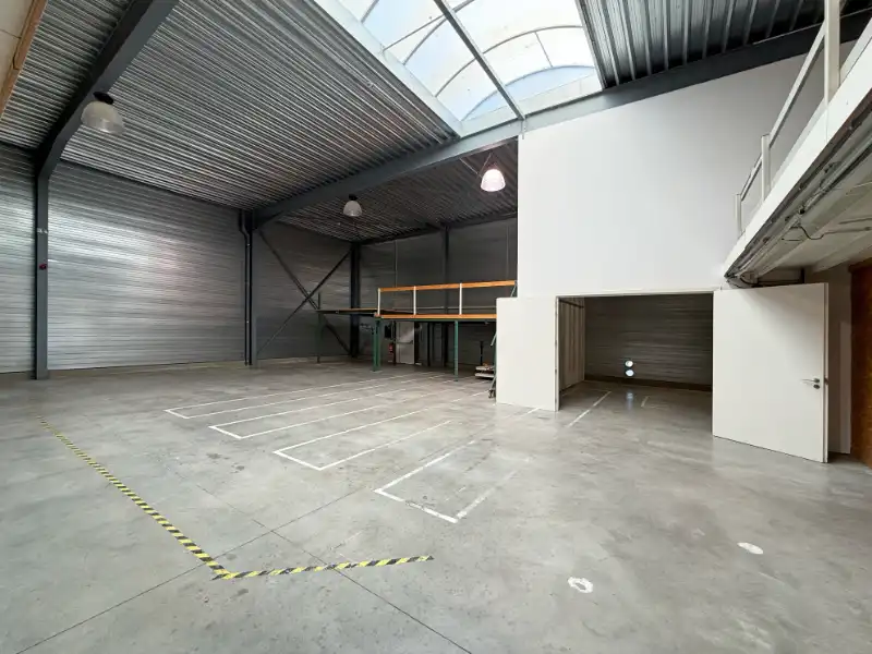 GENK: Bedrijfsgebouw met magazijn, atelier, kantoren en appartement foto 6