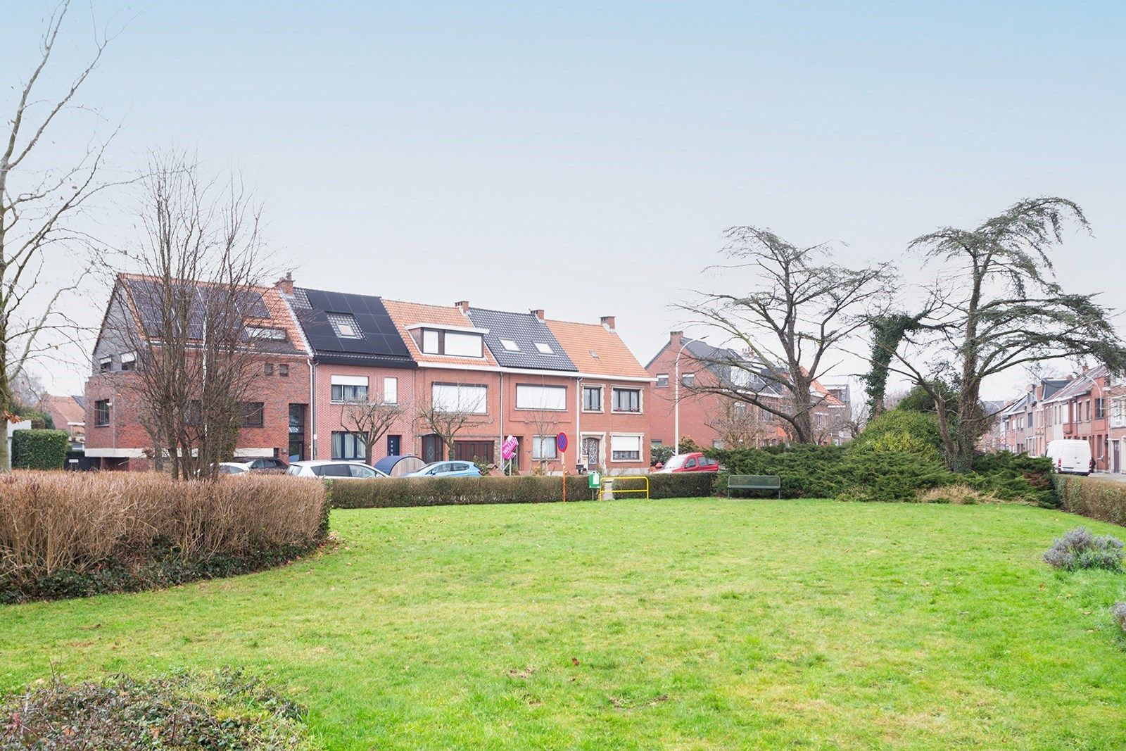 Ruime halfopen bebouwing met vijf slaapkamers foto 4