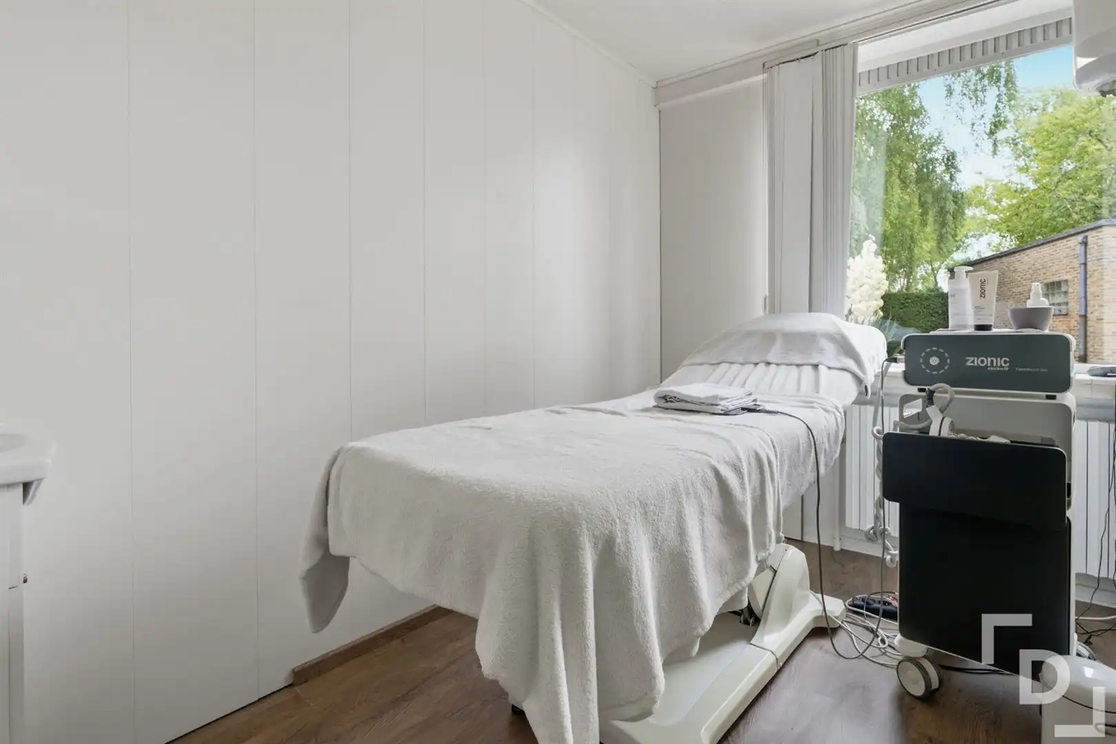 Ruim gebouw te koop met handelsruimte en appartement in Woumen. foto 13