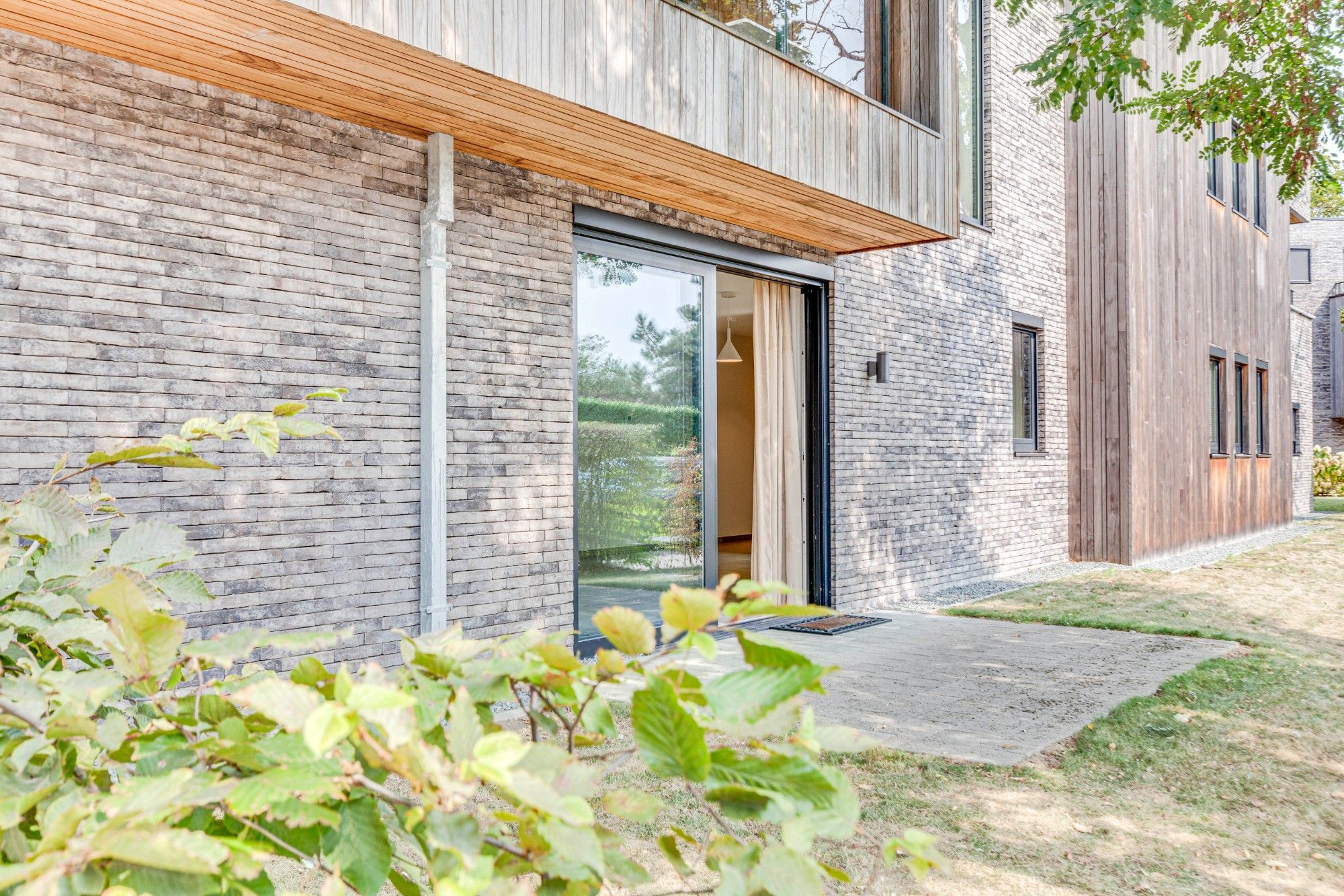 Geniet van zorgeloos comfort in deze gelijkvloerse assistentiewoning met autostaanplaats foto {{pictureIndex}}