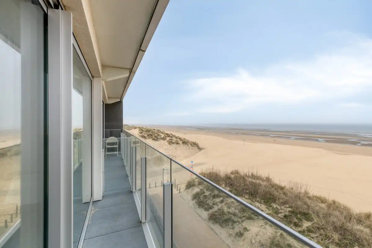 Volledig gerenoveerd tweeslaapkamer appartement op de zeedijk! foto 2