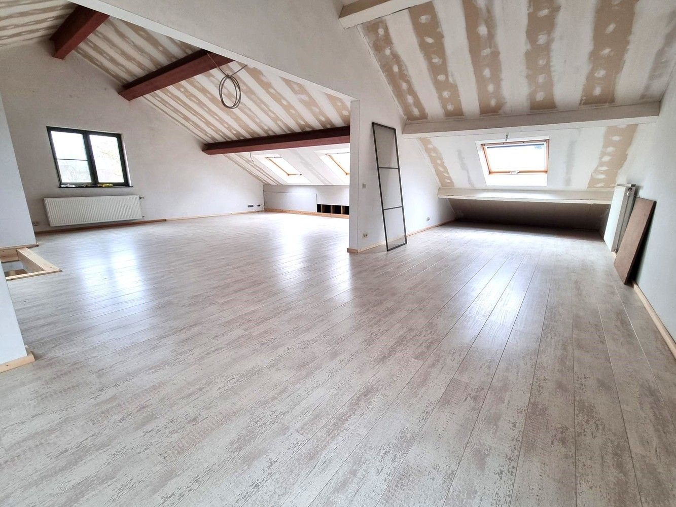 Vernieuwde woning, zeer rustig gelegen met enorm grote zolderruimte. Veel potentieel! foto 11