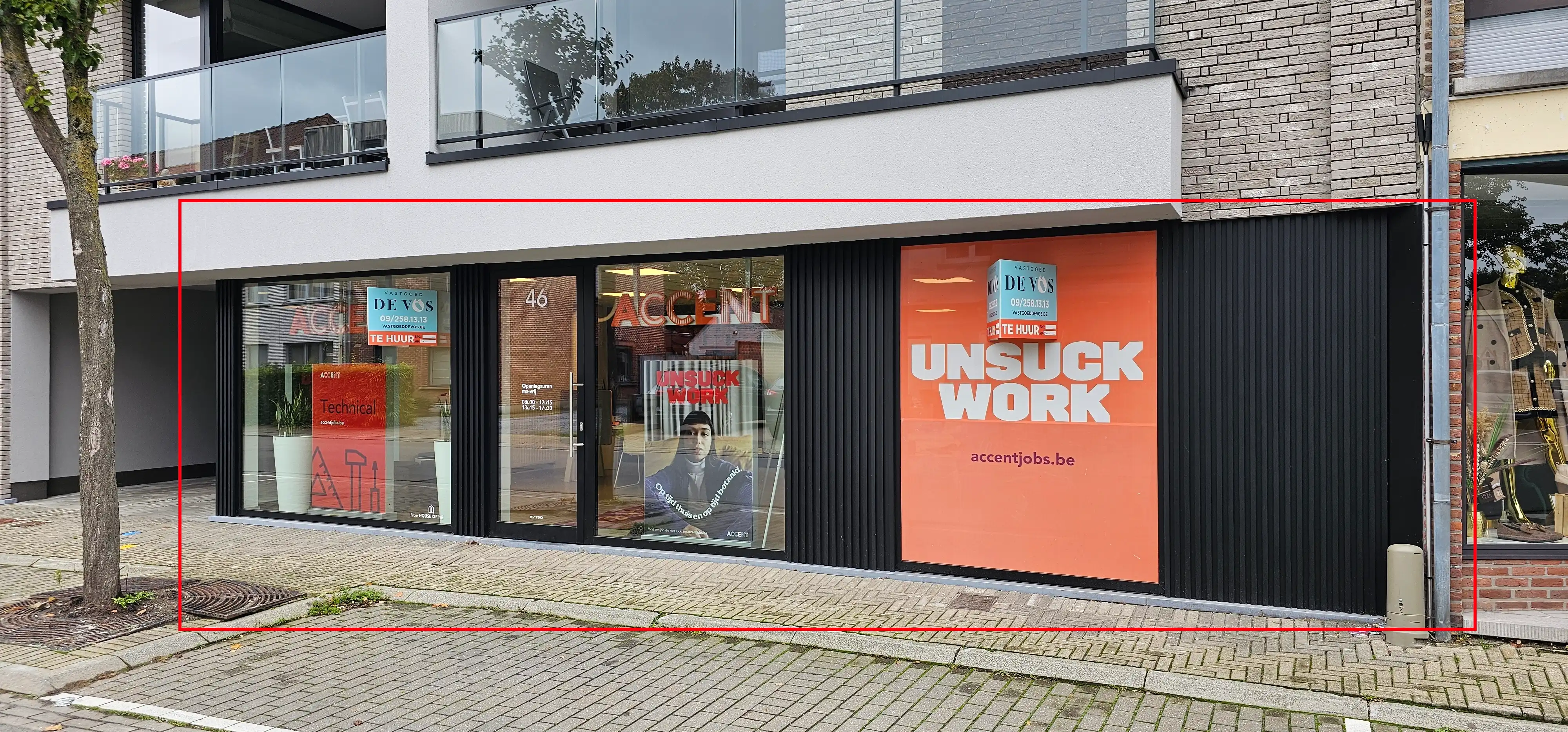 Nieuwbouw handelsruimte te huur in het centrum van Evergem foto {{pictureIndex}}