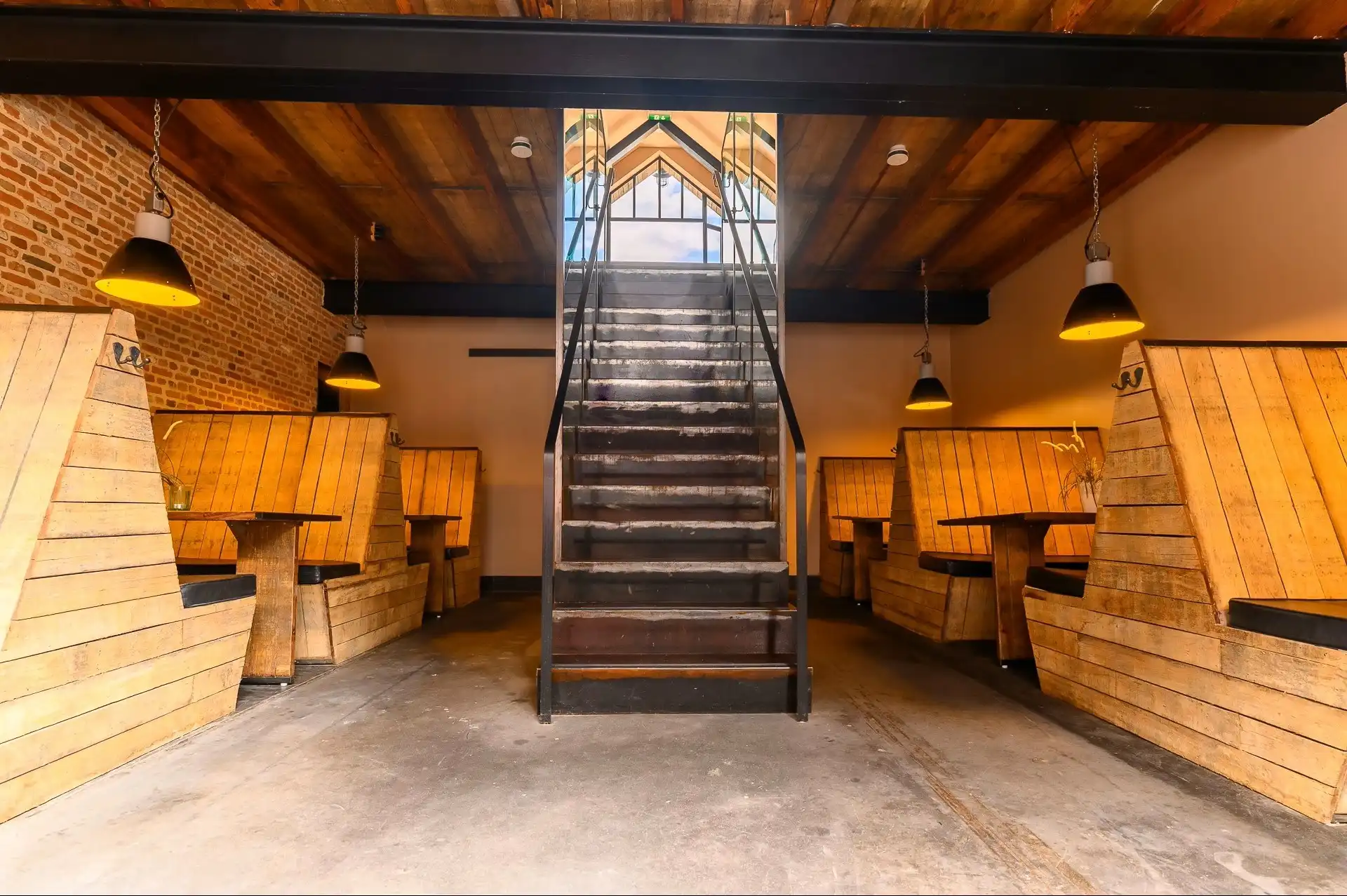 Instapklare handelsruimte van ca. 138 m² met een uitzonderlijk aangelegd terras van ca. 150 m², centraal gelegen in Reet. foto 3