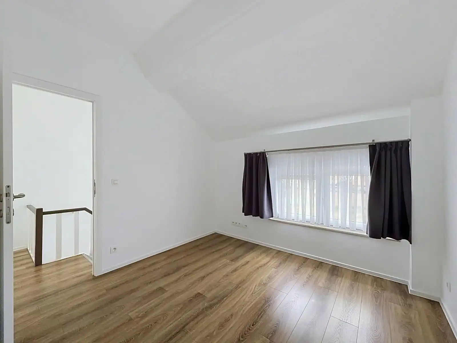 Instapklare gezinswoning met 4 SLPK, 3 Badkamers én Tuin! foto 19