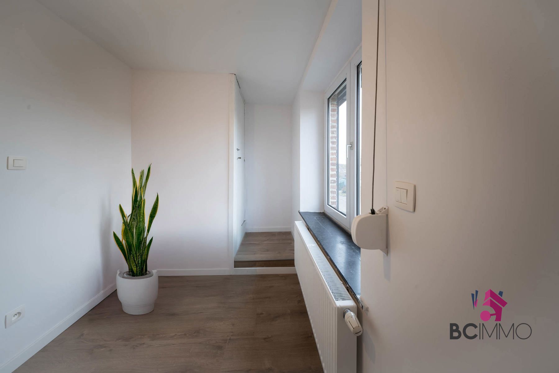 Instapklare halfopen woning op ruim hoekperceel in rustige woonwijk van Genk foto 9