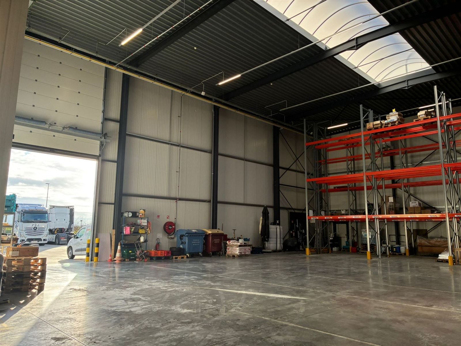 Loods met kade foto 7