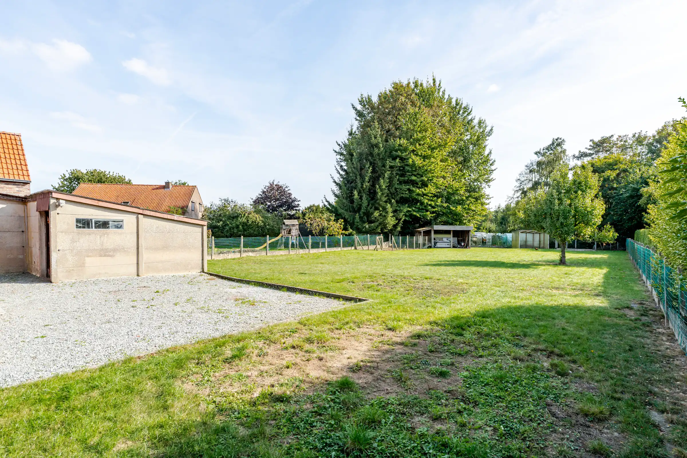 Vrijstaande woning met vernieuwd dak en veel potentieel foto 13