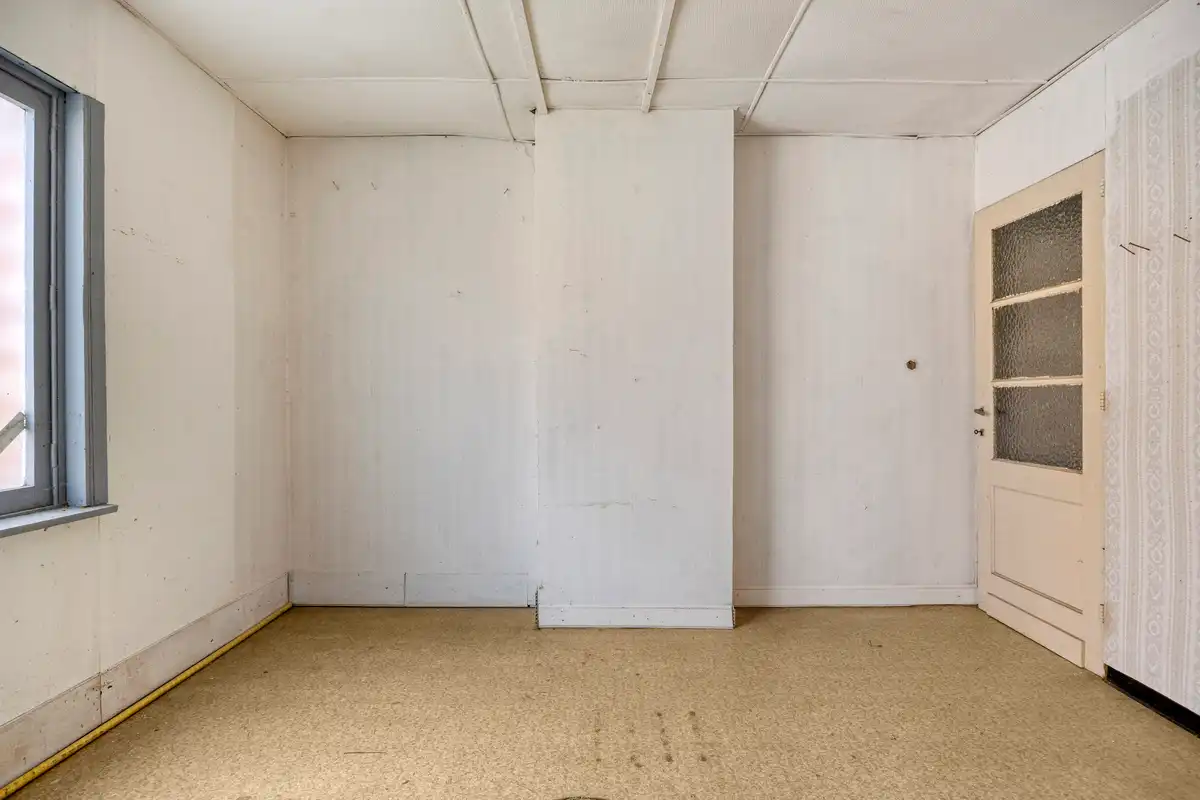 Te renoveren woning met grote garage foto 29