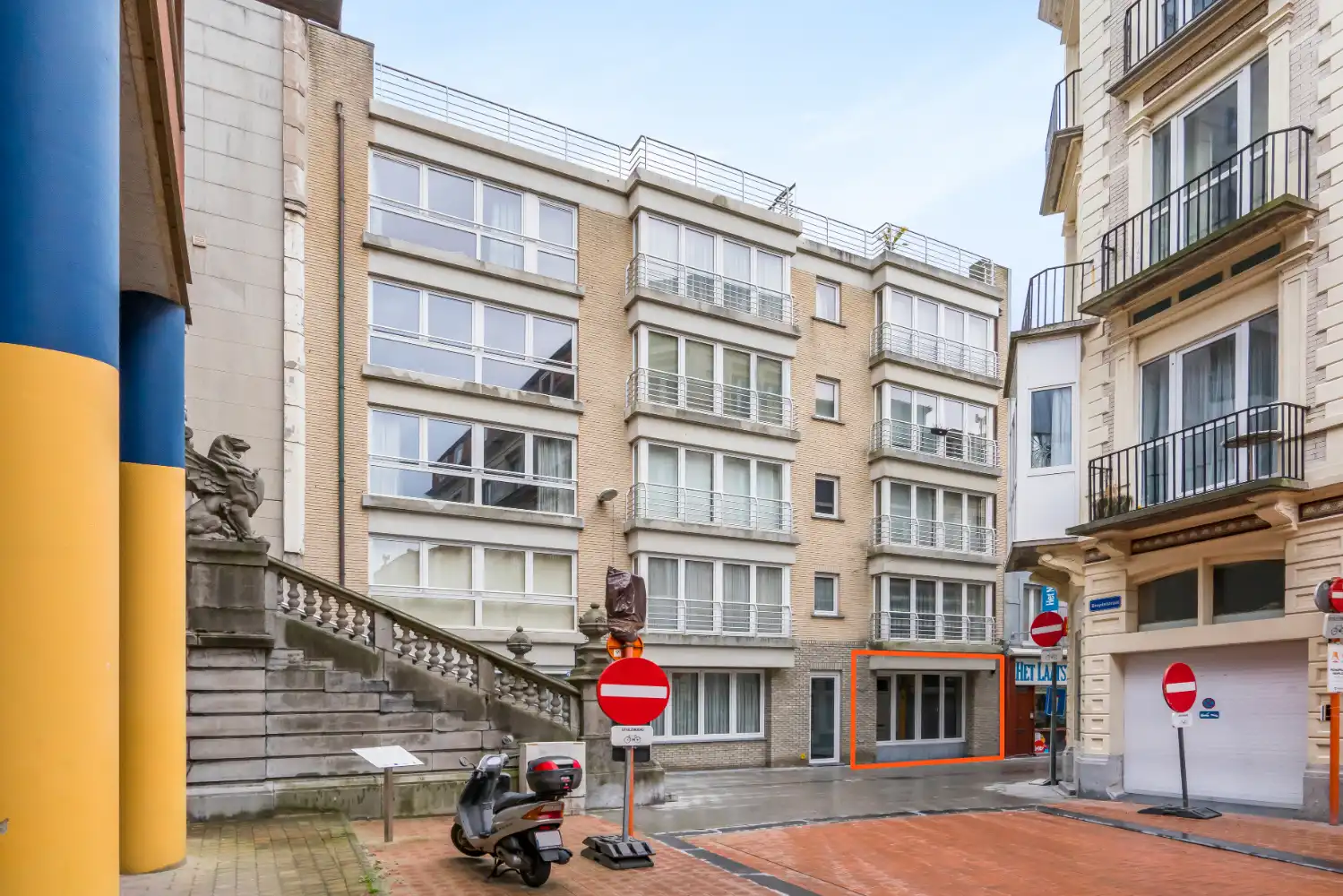 Ruim gelijkvloers appartement met drie slaapkamers en twee badkamers. In het centrum en dichtbij de Dijk en het strand van Blankenberge. Dit appartement wordt gemeubeld verhuurd. foto {{pictureIndex}}