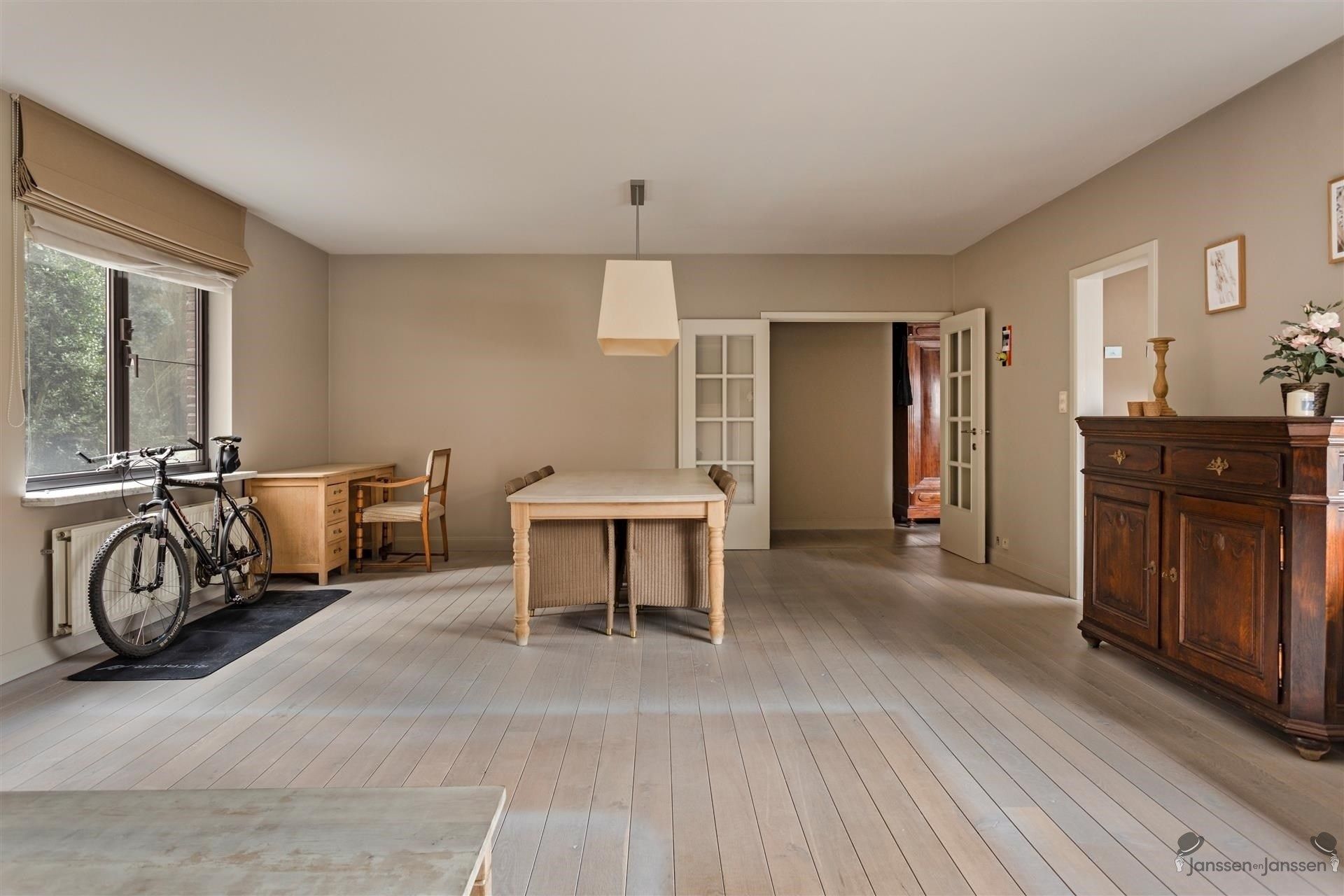 Uitzonderlijk ruim gelijkvloers appartement met 3slaapkamers foto 3