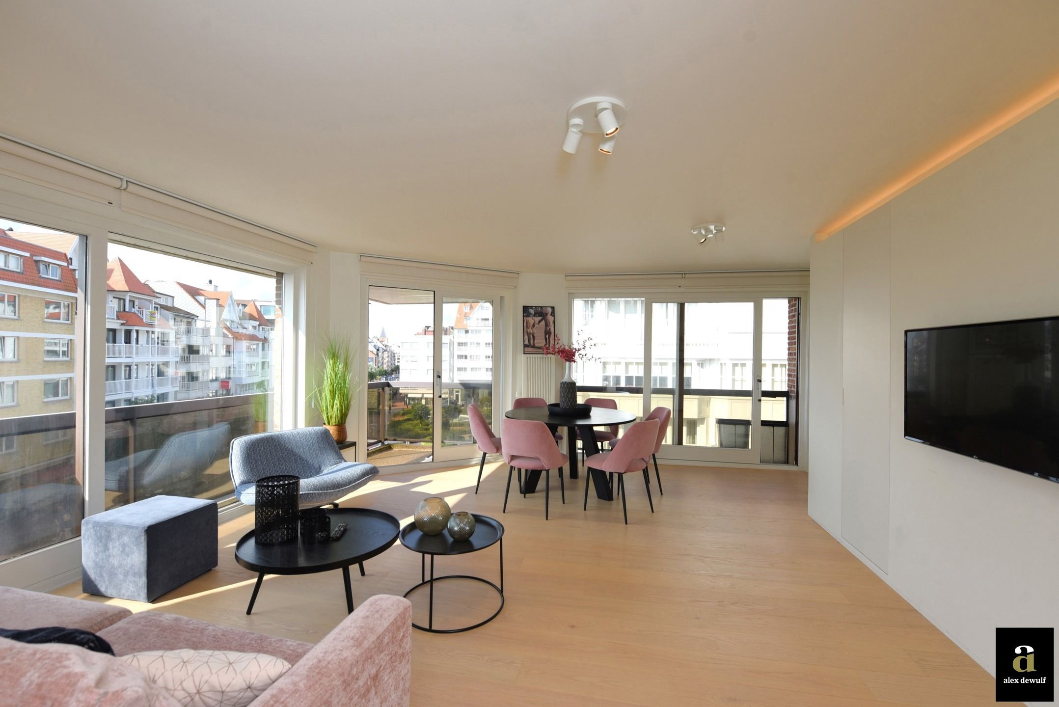 Prachtig vernieuwd en gemeubeld 2-slaapkamer appartement in het Zoute foto 4