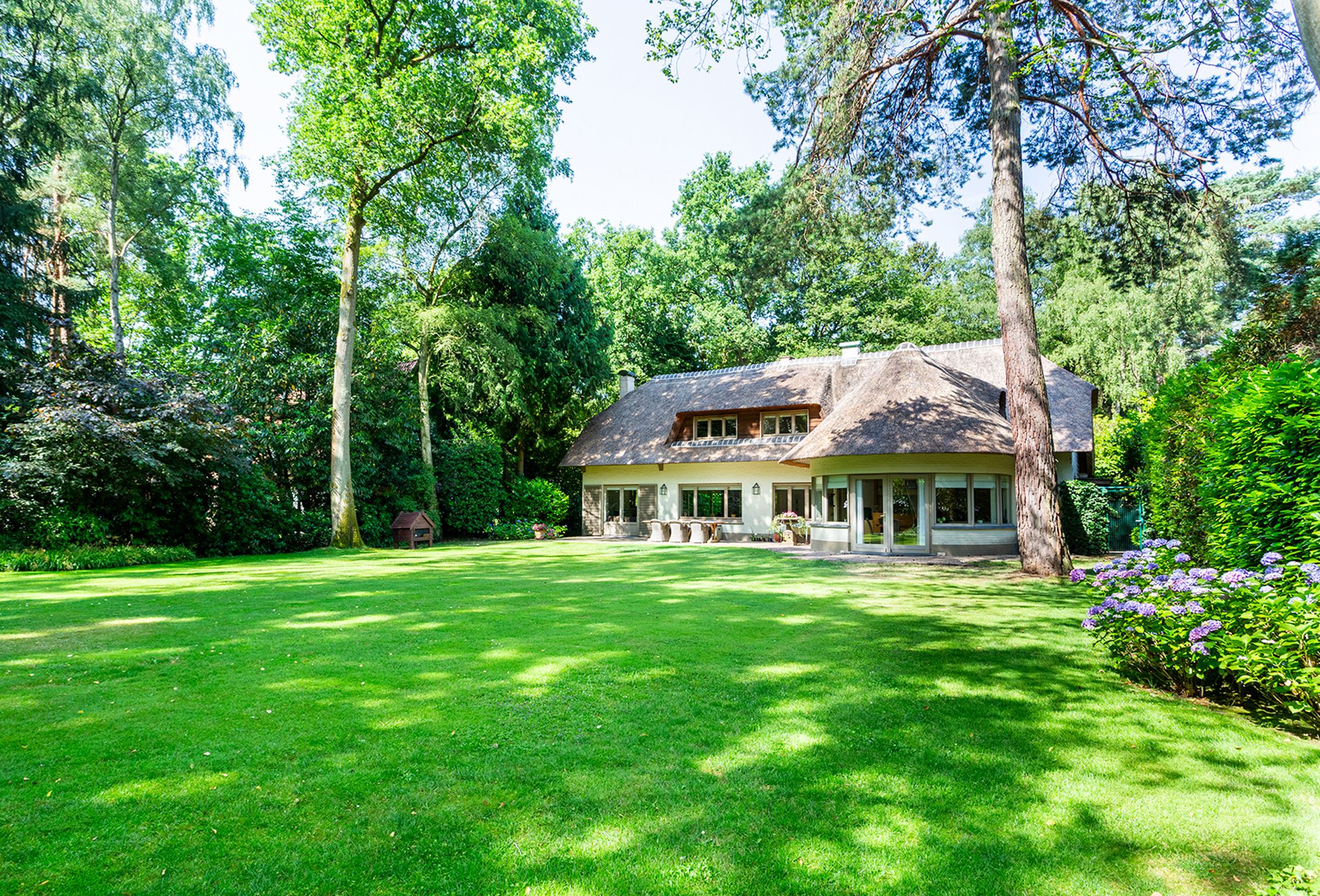 Charmante klasse-villa met rieten dak in bosrijke omgeving foto 24