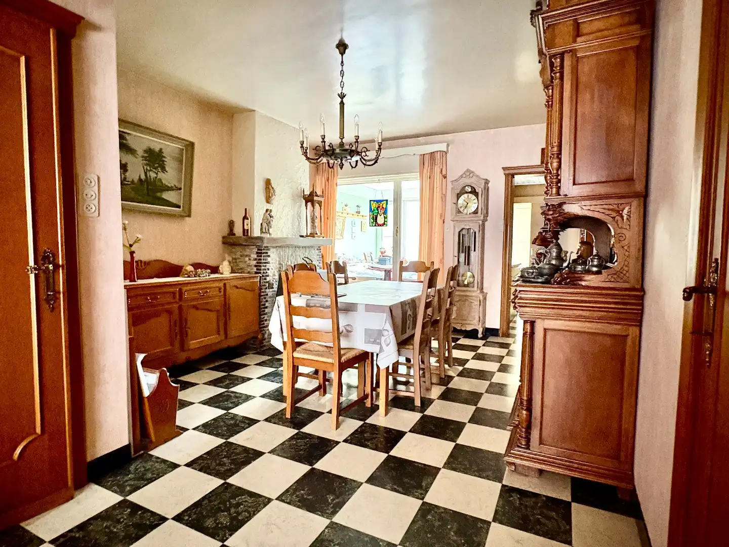 Woning met betonstructuur voorzien van garage, tuin en 3 slks te Kuurne. foto 3