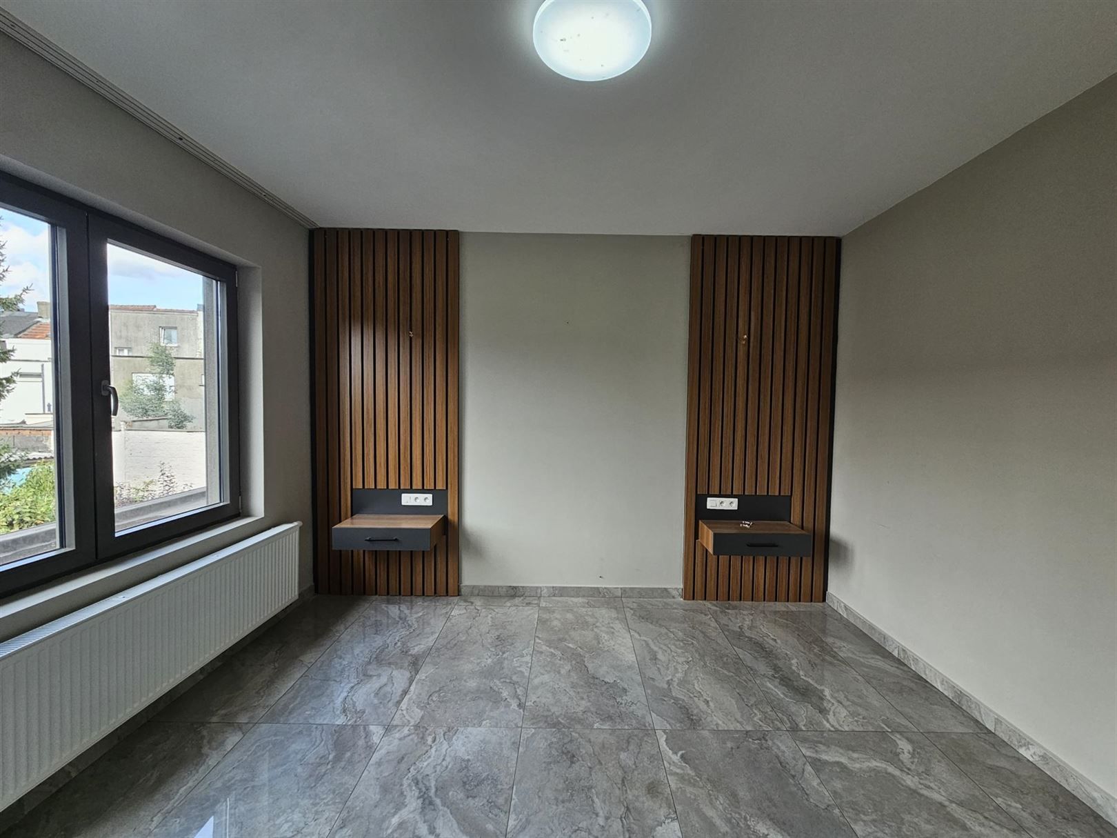 Modern ingerichte woning met optioneel aangrenzende bouwgrond. foto 8