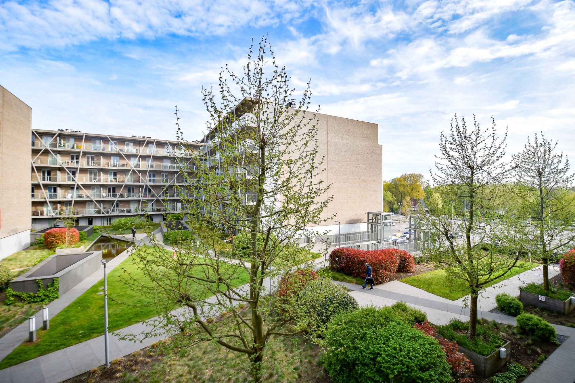 Instapklaar appartement met 2 SLPKS naast het station van Brugge foto {{pictureIndex}}