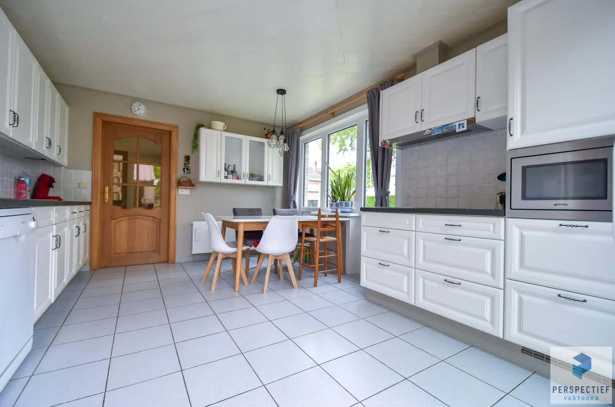 Ruime en energiezuinig gerenoveerde halfopen bebouwing met 5 slaapkamers, garage en zonnige tuin foto 10