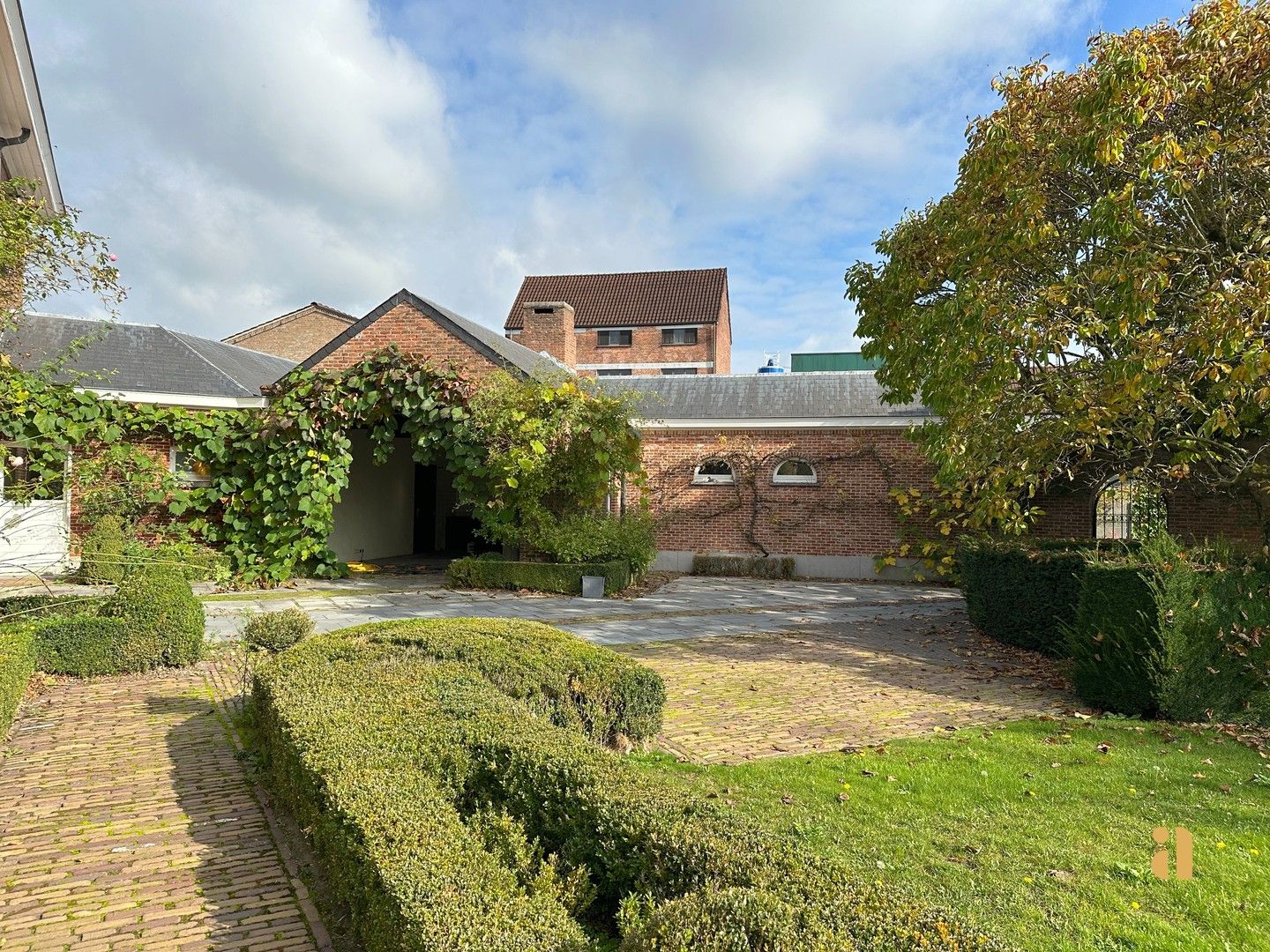 Te huur: royale woning met zwembad foto 4