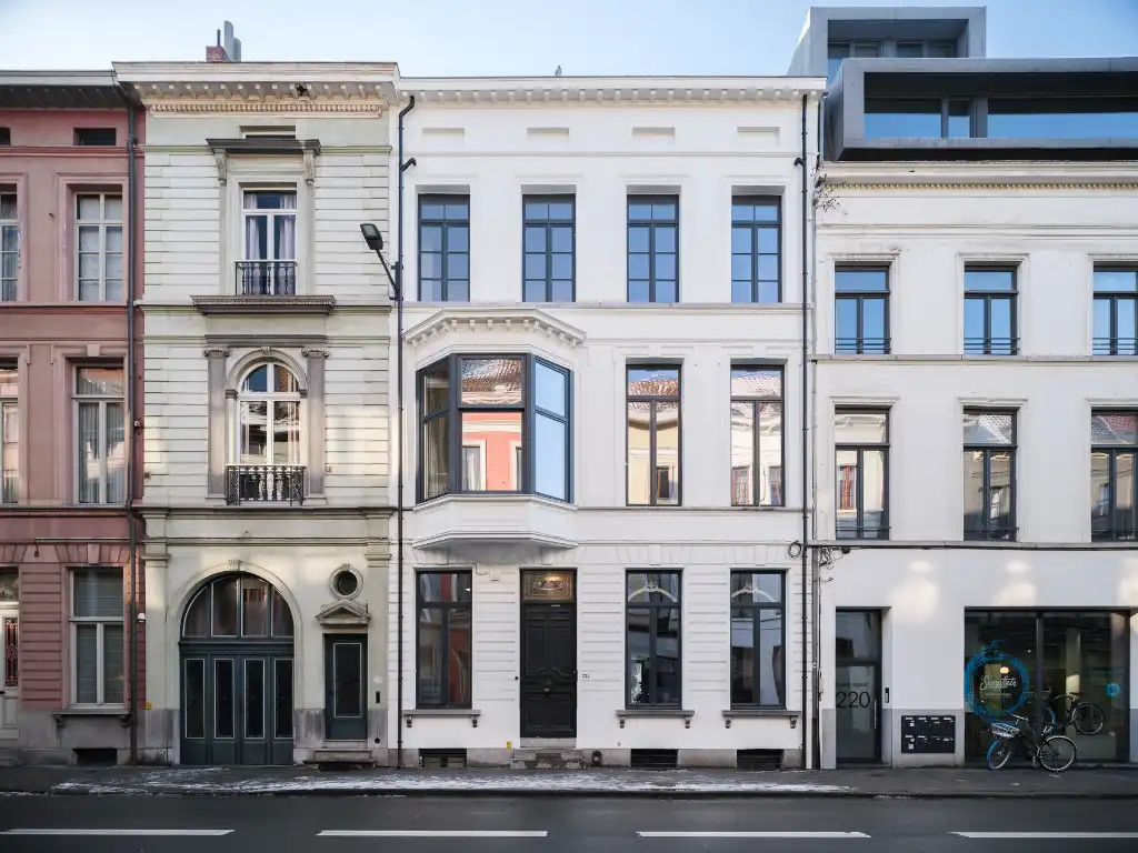 Gerenoveerd tweeslaapkamerappartement met zonnig terras in een voormalige herenwoning, nabij het historisch centrum van Gent. foto 15