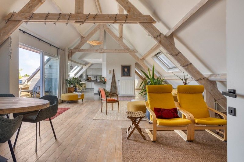 Ruim en charmant dakappartement met 3 slaapkamers en garage TE KOOP in hartje WAKKEN! foto 2