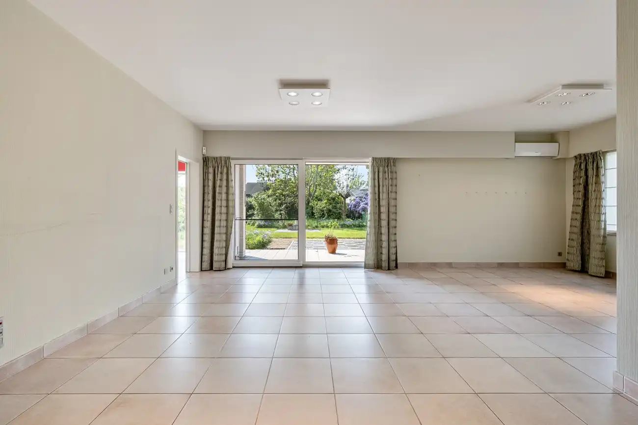 Ruime en degelijke open woning met inpandige garage en grote zuidwest georiënteerde tuin op een rustige locatie nabij het centrum van Lochristi! foto 4